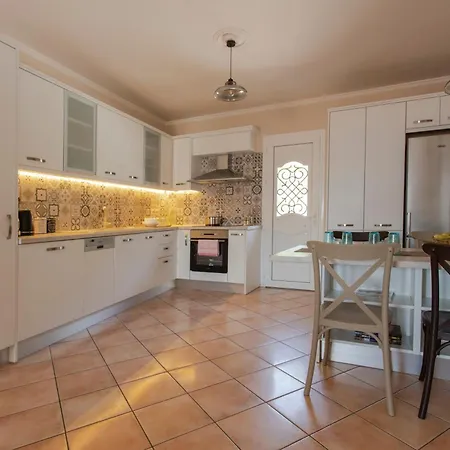 Dina Διαμέρισμα *