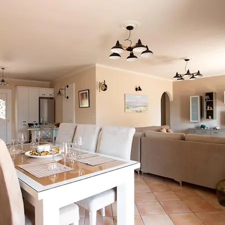 Διαμέρισμα Dina *